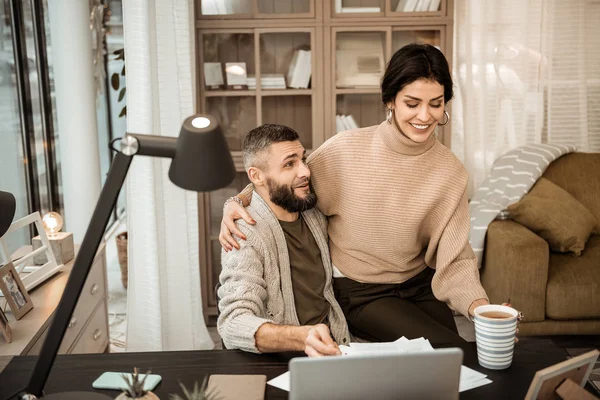 Vackra glad dam som sitter på knän makens — Stockfoto