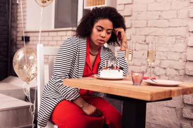 Üzgün depresif kadın yalnız onun Doğum günü kutluyor