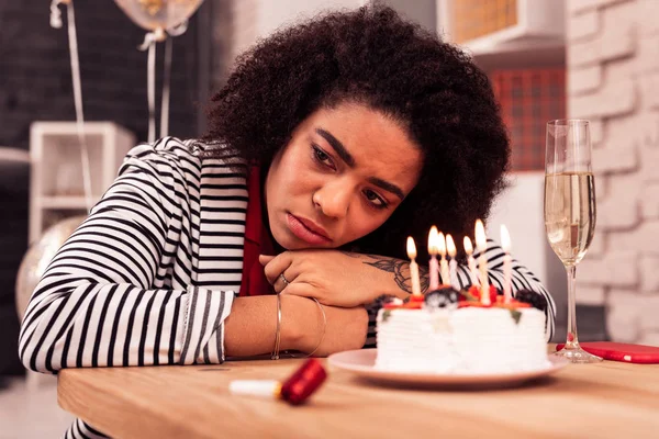 Mujer afro-americana infeliz estando sola en casa — Foto de Stock