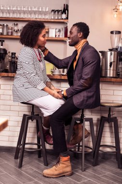 Mutlu genç adam kız yanağını dokunmadan