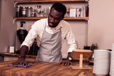 Pozitif afro Amerikalı adam bir toz bezi kullanarak