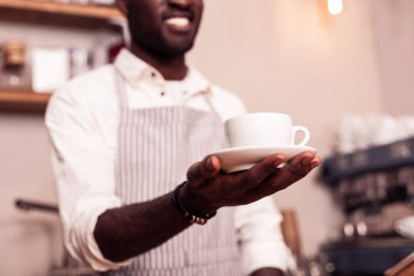 Bir fincan cappuccino ile seçici odak