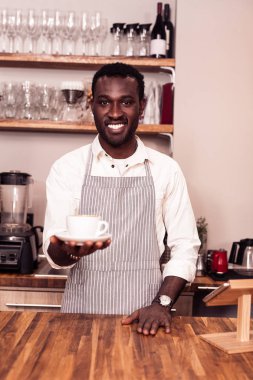 Neşeli yetenekli barista kahve sizin için hazırlanıyor