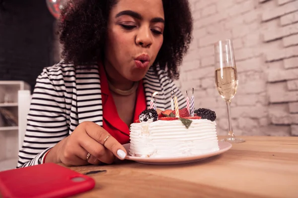 Beautiful small cake standing on the table — Stock Photo, Image