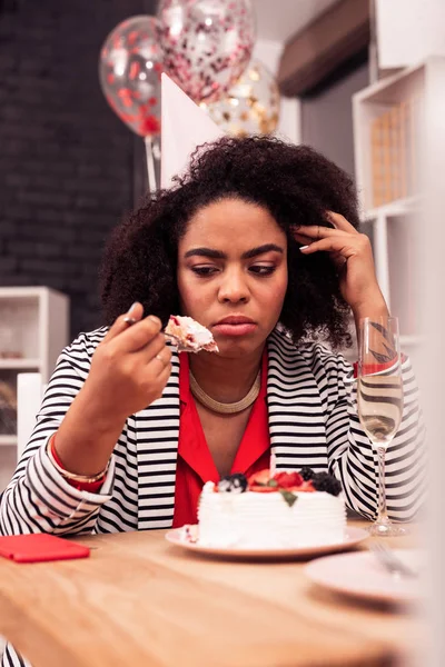 Mujer joven deprimida pensando en el pastel — Foto de Stock