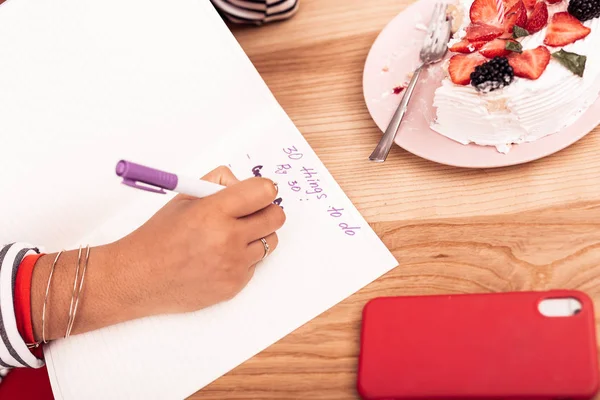 Bovenaanzicht van een notebook liggend op de tafel — Stockfoto