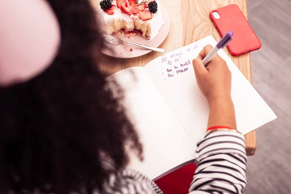 Ovanifrån av noter med födelsedag resolutioner — Stockfoto