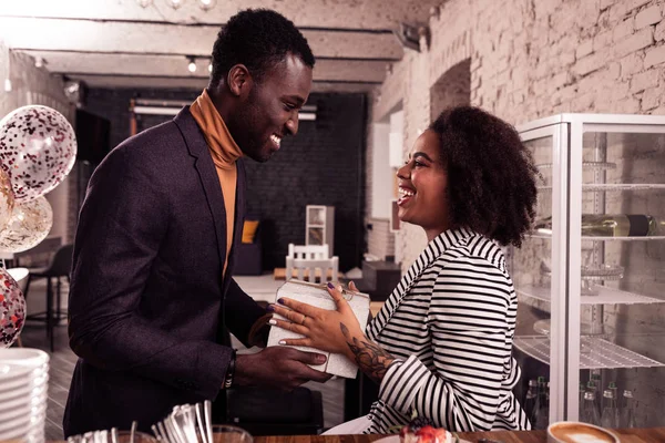 Mujer encantada positiva recibiendo un regalo de su novio — Foto de Stock