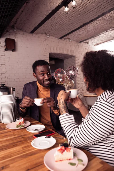 Trevlig stilig man som håller en kopp kaffe — Stockfoto