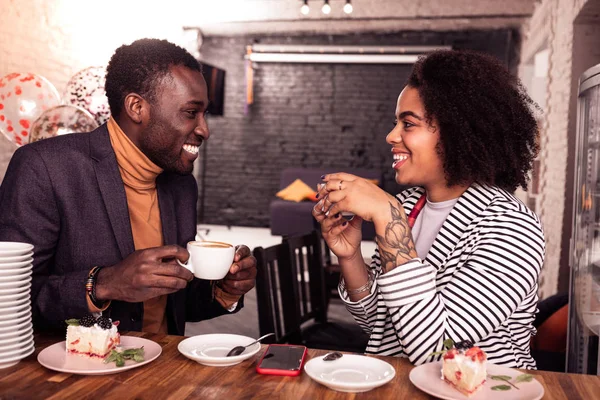 Hermanos alegres positivos sonriendo el uno al otro — Foto de Stock