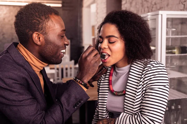 Trevlig afro amerikansk kvinna äta en blackberry — Stockfoto
