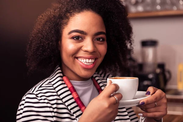Портрет веселой милой женщины с кофе — стоковое фото
