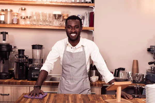 Alegre afroamericano estando en el trabajo — Foto de Stock