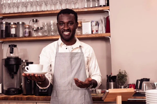 Agradable hombre guapo que le muestra su café — Foto de Stock