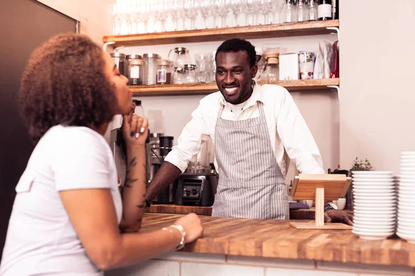 Alegre hombre agradable que trabaja en la cafetería —  Fotos de Stock