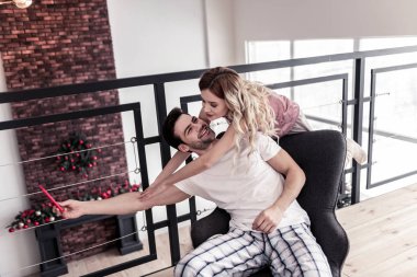 Koyu renk saçlı sakallı genç adam beyaz tişört odaklı arıyorum