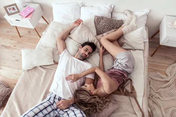 Piuttosto dai capelli lunghi donna bionda in raso vestiti di casa cercando romantico — Foto Stock