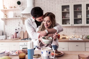 Saten üst ve kocası sabah birlikte geçirmek oldukça uzun saçlı Genç kadın