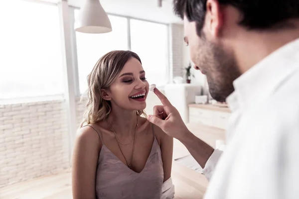 Leuke langharige jonge vrouw met mooie make-up plezier met haar man voor het ontbijt — Stockfoto