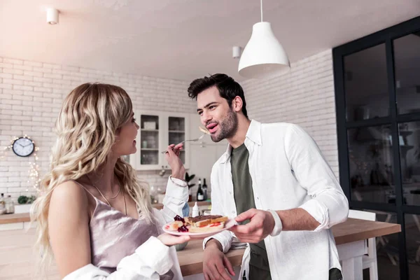 Темноволоса бородата людина в білій сорочці, а його дружина насолоджується сніданком — стокове фото