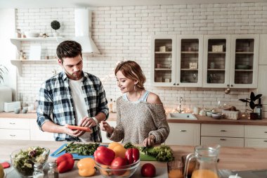 Esmer çekici delikanlı karışık arıyorsunuz bir kareli gömlek