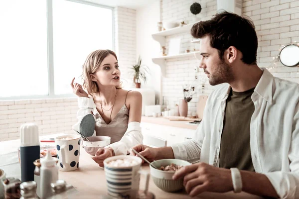 Barbudo apuesto hombre positivo en una camisa blanca buscando reflexivo — Foto de Stock