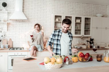 Çekici genç esmer adam ve harika duygu ışınlama uzun saçlı eşi