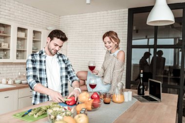 Parlak gülümsüyor kareli gömlekli esmer yakışıklı adam