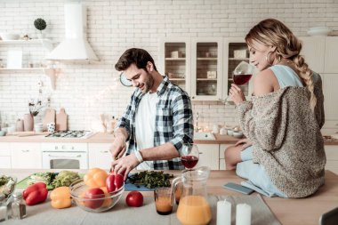 Kareli gömlek kesme sebze esmer yakışıklı adam