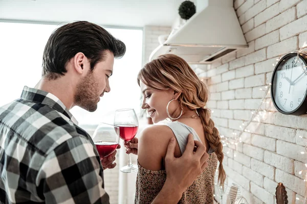 Aantrekkelijke jonge dark-haired man in een geruit hemd aangename zeggen aan zijn vrouw — Stockfoto