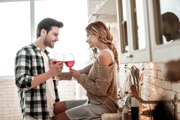 Dolce giovane donna dai capelli lunghi in calzini bianchi e il suo marito dai capelli scuri guardando eccitato — Foto Stock