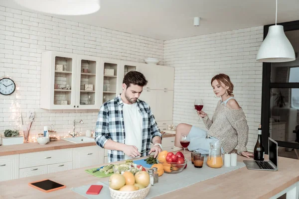 Söt ung långhåriga kvinna i vita strumpor titta på hennes stilige make — Stockfoto