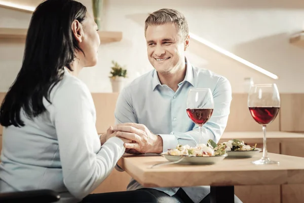 Feliz casal jantando no restaurante — Fotografia de Stock