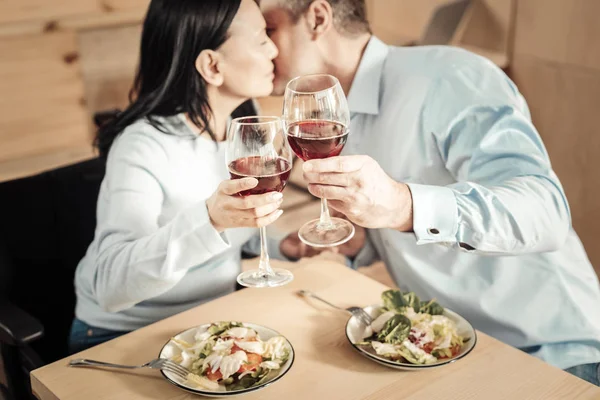 陽気なカップルがレストランでキス — ストック写真