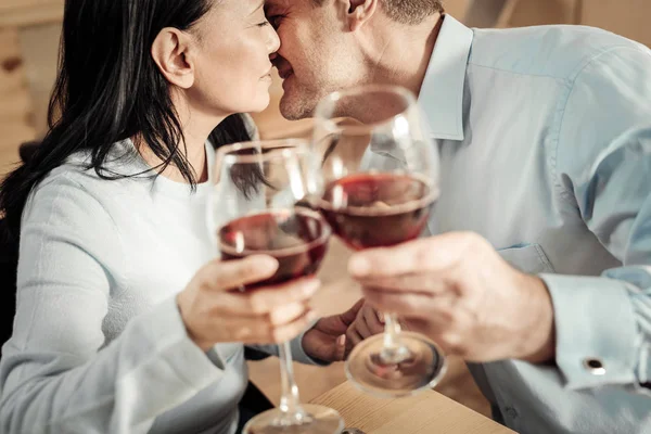 Enamorado Feliz Hombre Guapo Besando Esposa Sosteniendo Vasos Vino — Foto de Stock