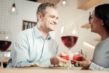 Gülümseyen kadın adama hediye veriyor