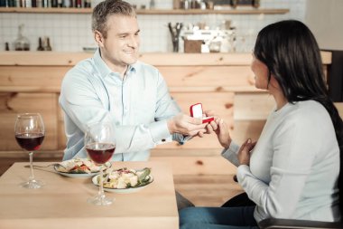 Sürpriz kadın adamdan nişan yüzüğü kabul