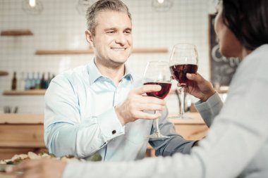 Orta yaşlı çift akşam harcama