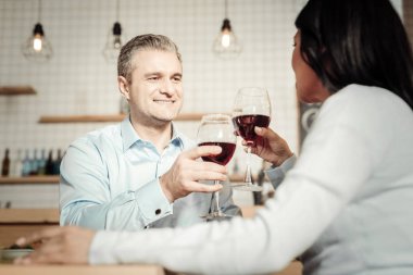 Sevgi dolu çift işten sonra dinlenme