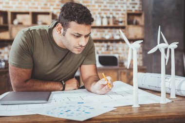 Esmer erkek blueprint bakarak konsantre