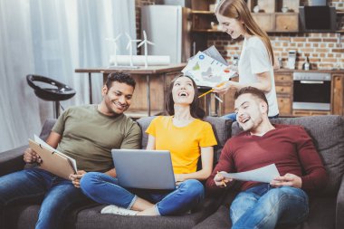 Neşeli kadın kişi holding harita