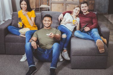 Esmer kadın patlamış mısır yemek memnun