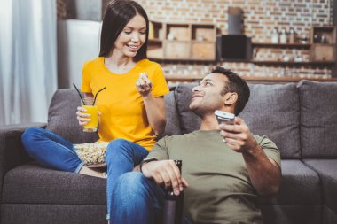 Mutlu esmer erkek erkek arayan