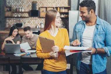 Sözleşme hakkında konuşmak çekici iki arkadaşları