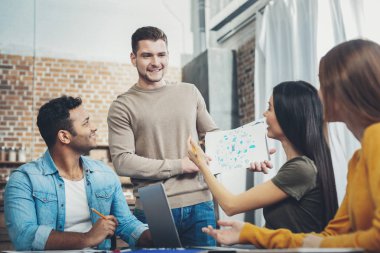 Neşeli dört Öğrenciler proje hazırlama