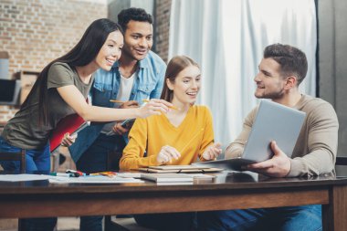 Neşeli dört öğrenciler çözüm bulma