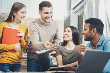 Beyin fırtınası çekici dört öğrenci