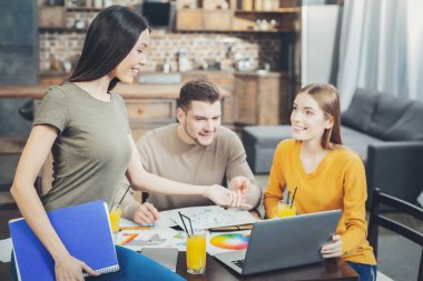 Çabaları birleştirerek enerjik üç öğrenci