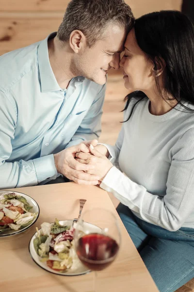 Belo Casal Bom Casal Sorrindo Ter Encontro Desfrutando Suas Refeições — Fotografia de Stock