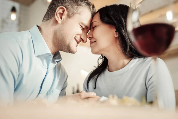 Mujer cariñosa y hombre pasando tiempo juntos — Foto de Stock